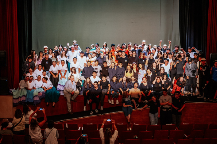 Foto grupal en un teatro