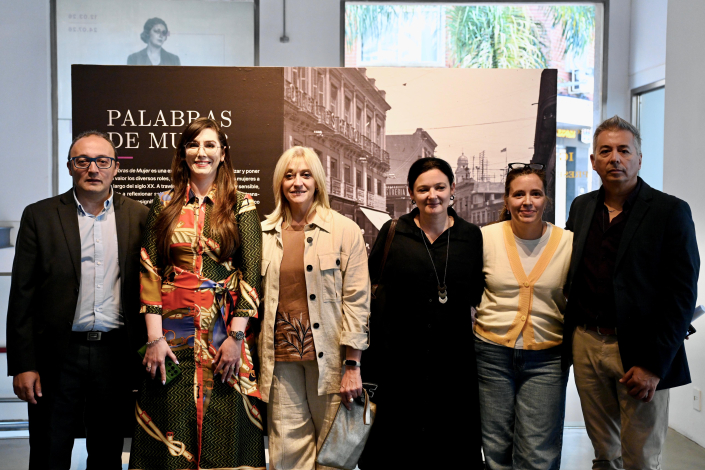 Autoridades durante la inauguración de «Palabras de Mujer»