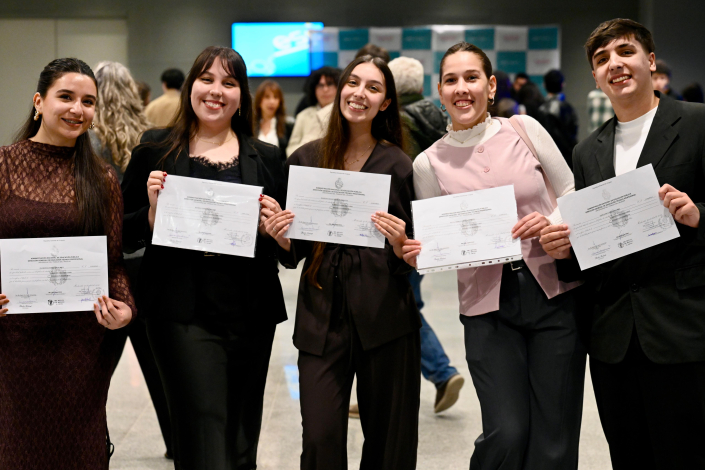 Estudiantes de UTU muestran sus diplomas de egreso 