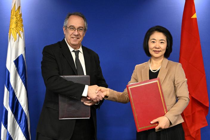Ministro Mahía y viceministra de Ciencia y Tecnología de China, Lin Xin.