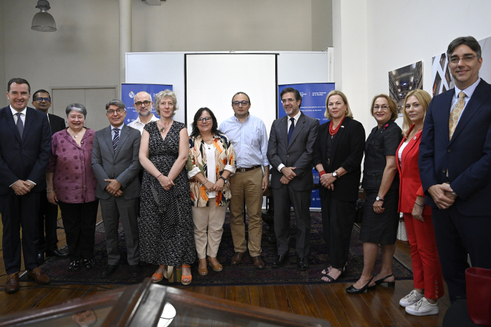 Autoridades posan para foto.