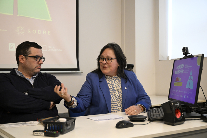 Subsecretaria hablando durante la apertura