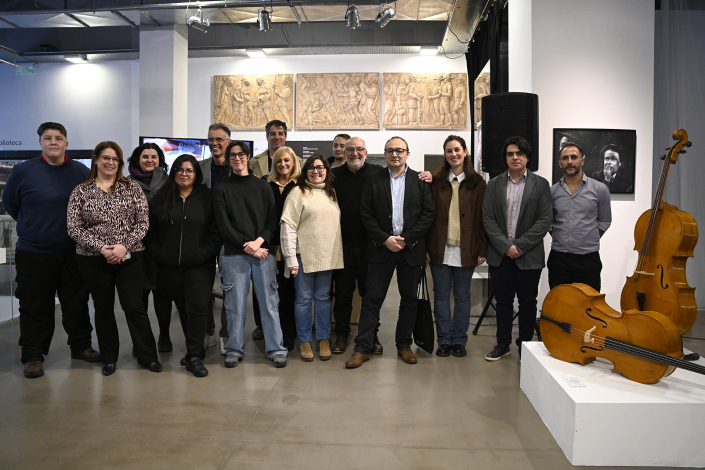 Autoridades posan en el lanzamiento de XI Taller Multinacional de Luthería del Cono Sur