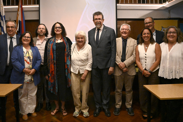 Personas posan para foto