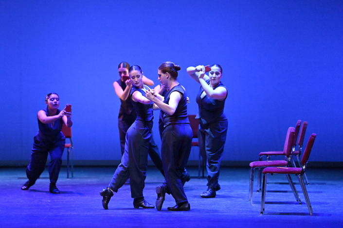 Artistas en escenario bailando