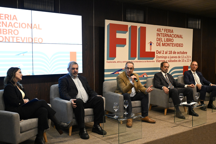 Autoridades en el escenario de presentación de la feria internacional del libro
