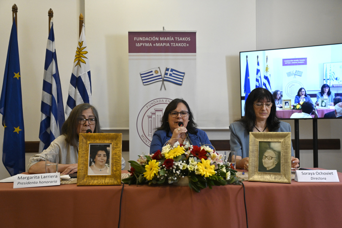 Personas en mesa hablando al público