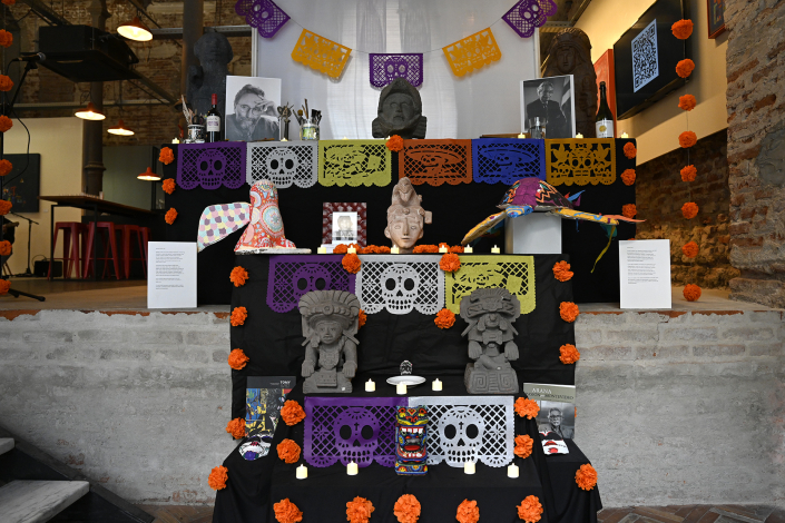 Altar por Día de los Muertos en el MAPI, dedicado a las figuras de Thomas Lowy y Mariano Arana.