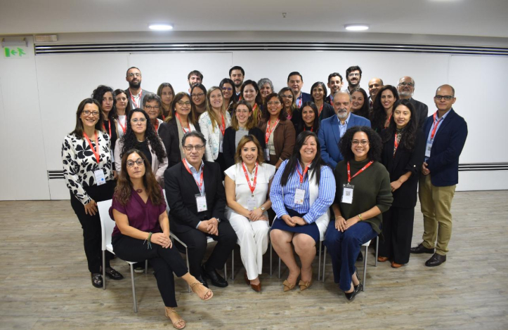Grupo de personas posando para una foto institucional