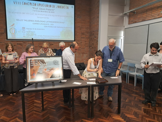 Foto de la actividad de lanzamiento del sello Mujeres zoólogas latinoamericanas