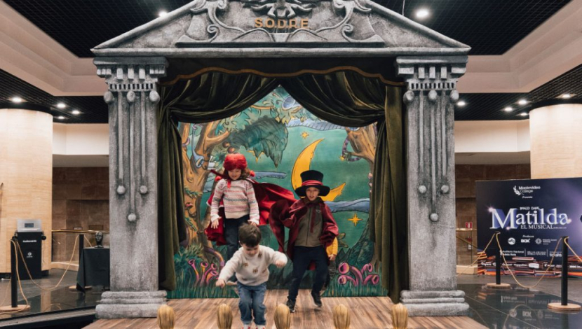 Niños jugando en el teatro