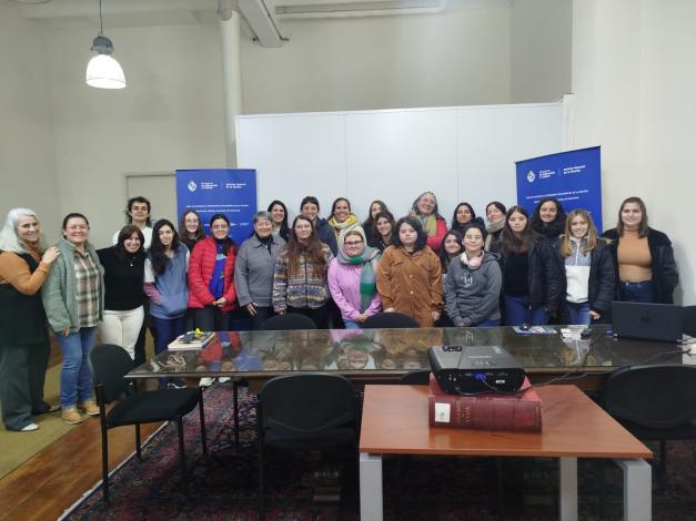 Estudiantes de la Facultad de Información y Comunicación en salón de actos del AGN.