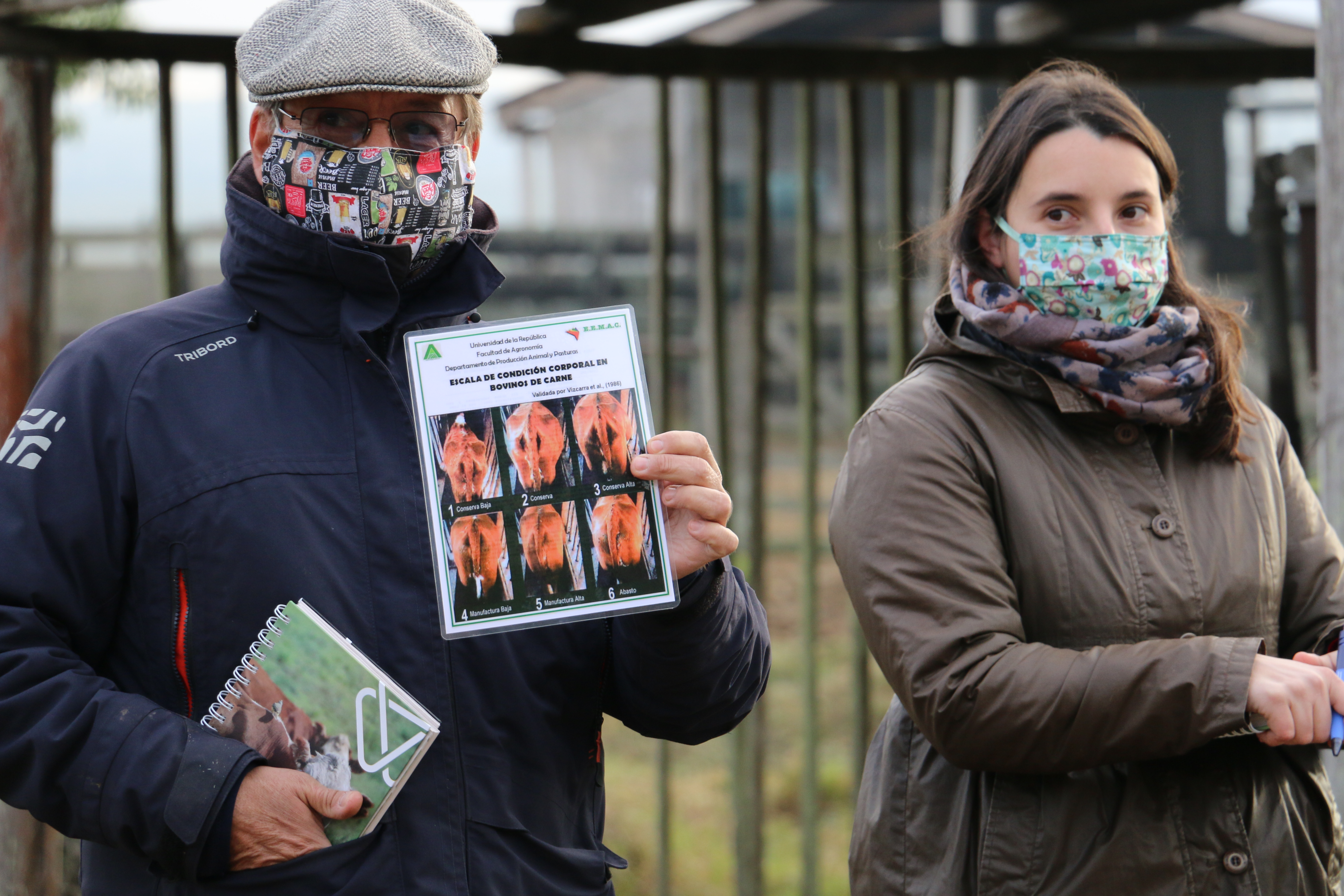 Docente con cartilla