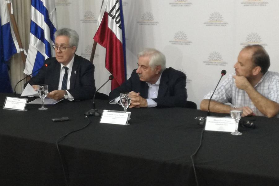 Director de la Dirección de Recursos Naturales del MGAP, Fernando García Prechac, el Oficial a cargo de FAO en Uruguay, Vicente Plata y el Presidente de la Sociedad Uruguaya de Ciencia del Suelo, Mario Pérez Bidegain.