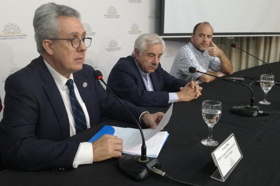 Director de la Dirección de Recursos Naturales del MGAP, Fernando García Prechac, el Oficial a cargo de FAO en Uruguay, Vicente Plata y el Presidente de la Sociedad Uruguaya de Ciencia del Suelo, Mario Pérez Bidegain.