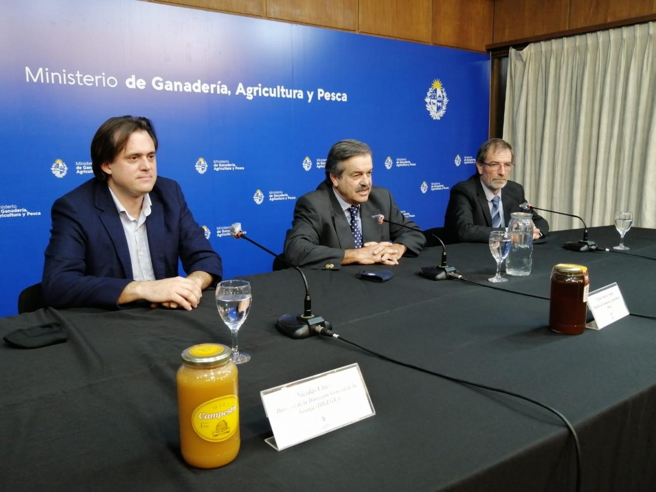 Ministro del MGAP, Carlos María Uriarte, Director General de la Granja, Nicolás Chiesa y el Presidente de la CHDA, Néstor Causa