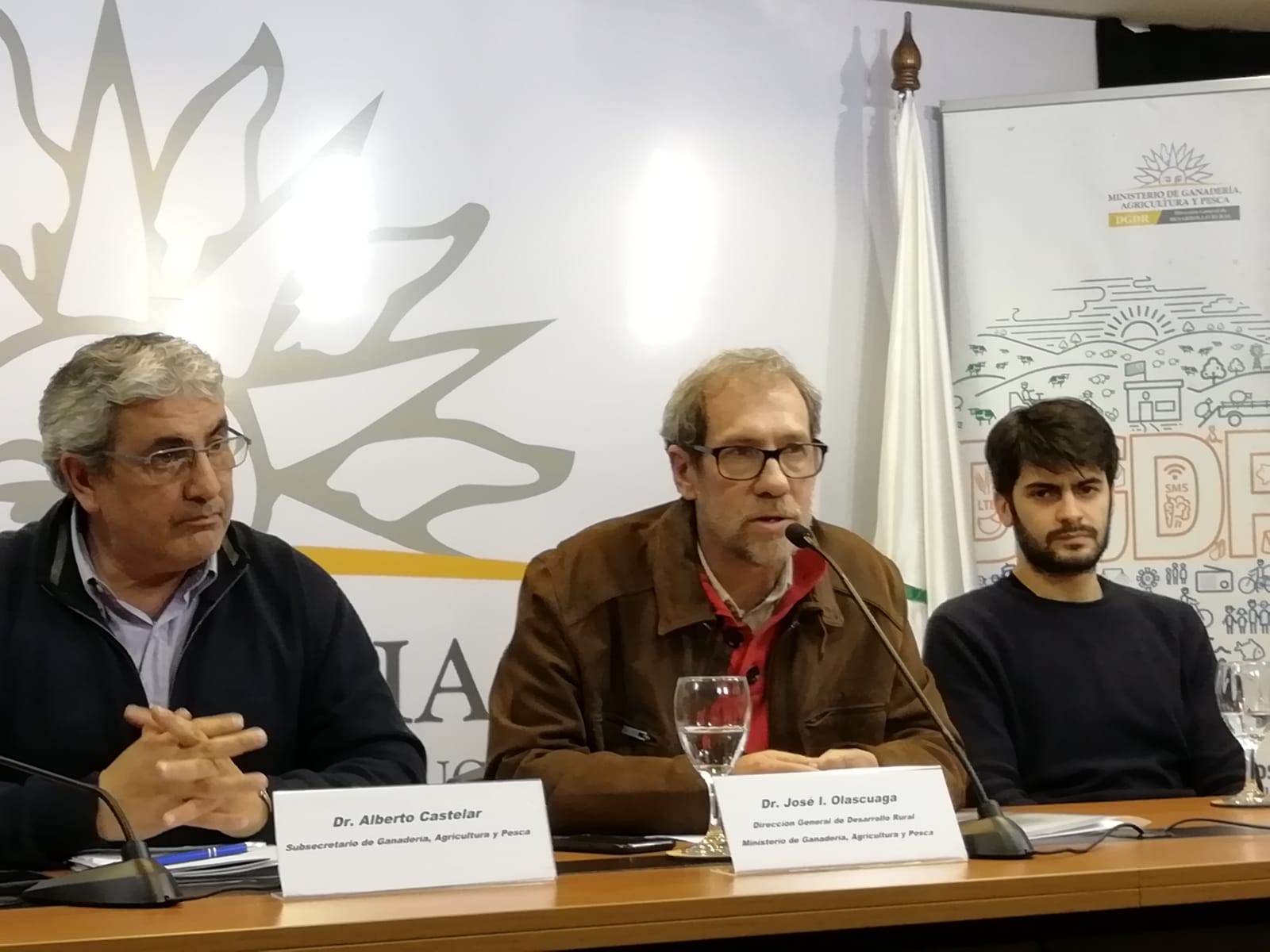Presentación publicación Nuestro tiempo es ahora Autoridades en conferencia de prensa ""
