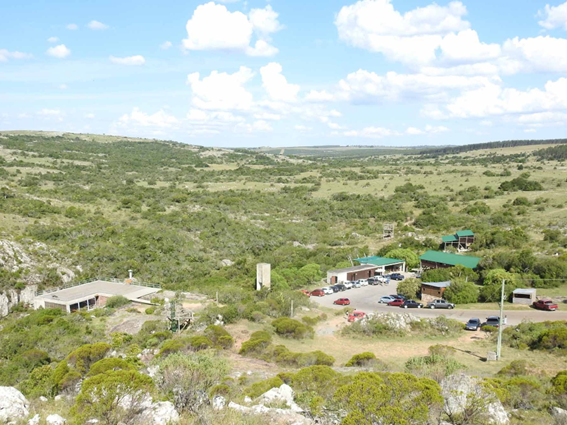 Sitio turístico “ Parque Salto del Penitente” rodeado de bosque y matorral serrano