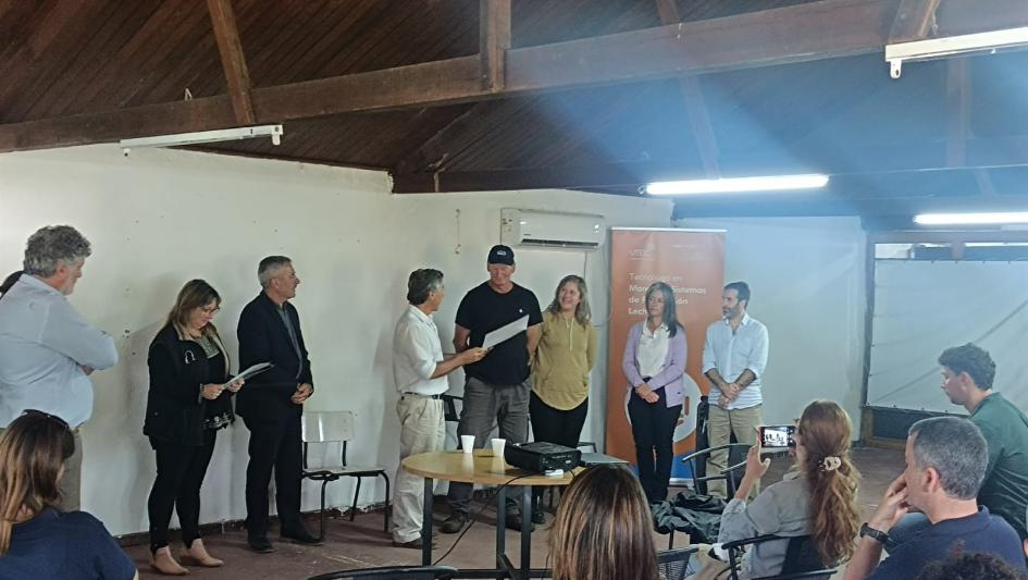 jornada “Dos modelos de sistemas de gestión de efluentes de tambos” jornada “Dos modelos de sistemas de gestión de efluentes de tambos”