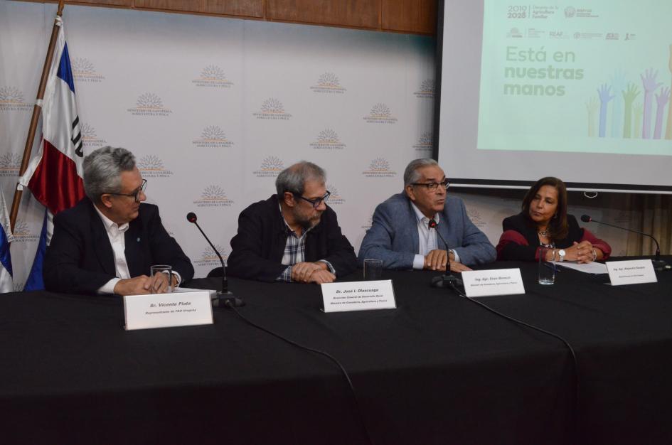 MGAP, IICA, FAO y FIDA dan a conocer la estrategia a implementar en el Decenio de la Agricultura Familiar MGAP, IICA, FAO y FIDA dan a conocer la estrategia a implementar en el Decenio de la Agricultura Familiar