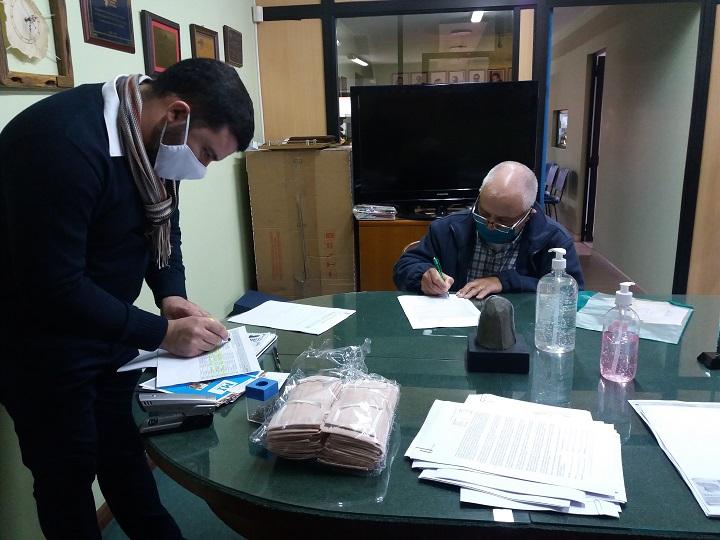 Referente de Republica Microfinanzas haciendo firmar los vales Referente de Republica Microfinanzas haciendo firmar los vales