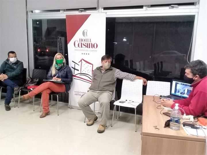 DIstanciamiento social en la reunión presencial de la Mesa de Desarrollo de Artigas DIstanciamiento social en la reunión presencial de la Mesa de Desarrollo de Artigas