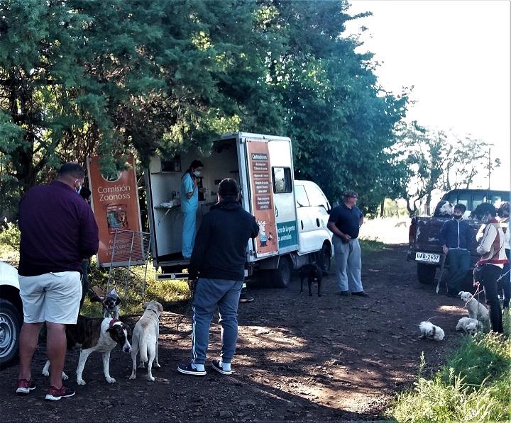 Vecinos con sus perros para ser identificados y castrados Vecinos con sus perros para ser identificados y castrados