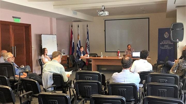 Reunión con distanciamiento social según protocolo Reunión con distanciamiento social según protocolo