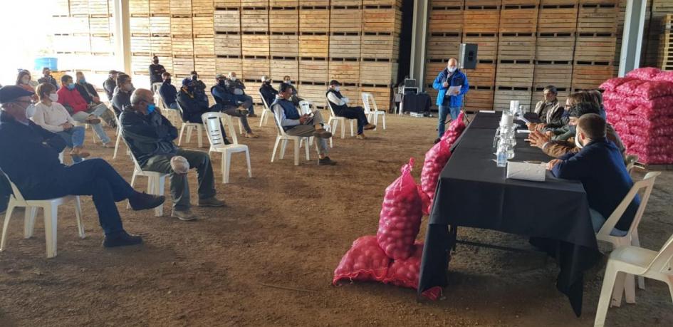 Uriarte visitó campos de productores de papa en San José "