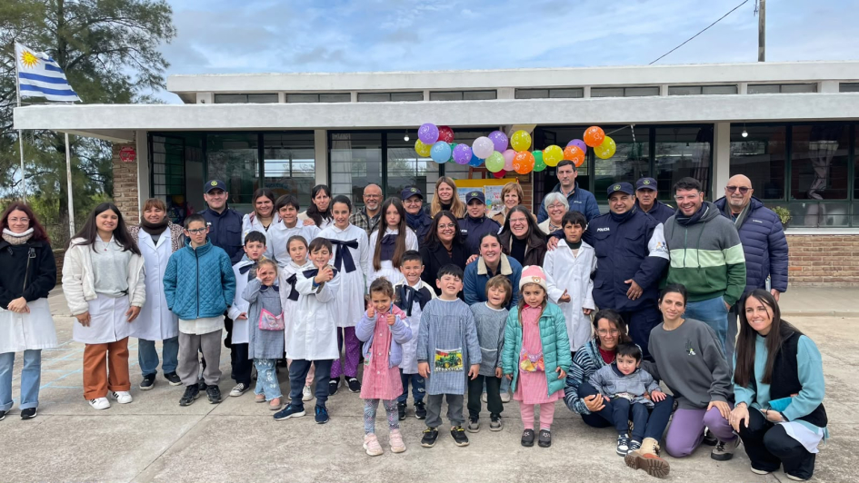 Mesas de Desarrollo Rural de Soriano y Cardona celebran el día de la niñez en escuelas rurales