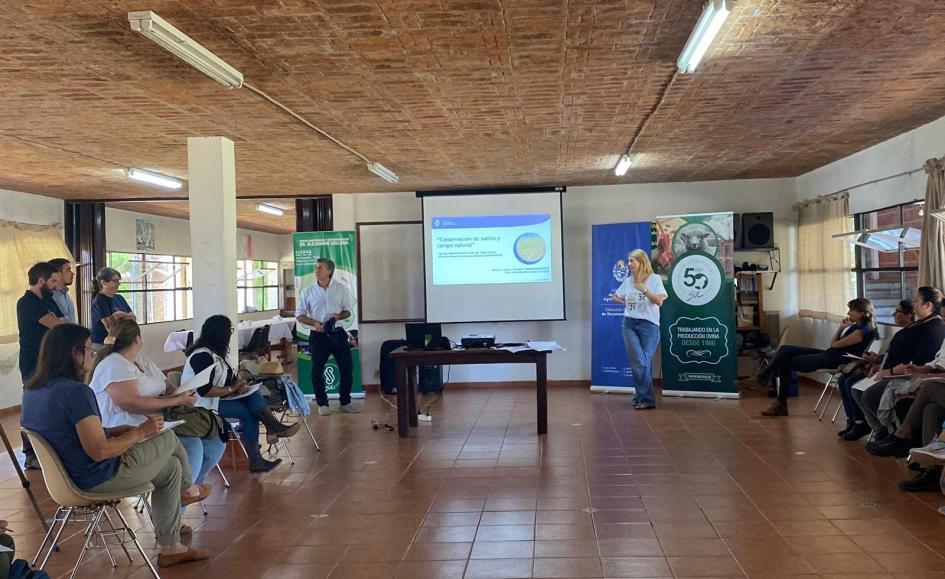 Fernanda Maldonado y Martín Mattos en la apertura de la actividad