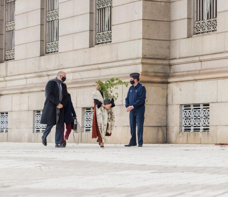 Beatriz Argimón carga una planta nativa