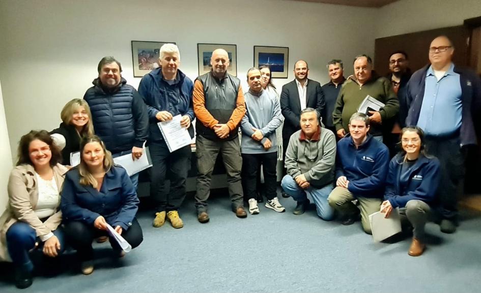 Patrones de tierra junto a veterinarios y Director de la DINARA Patrones de tierra junto a veterinarios y Director de la DINARA