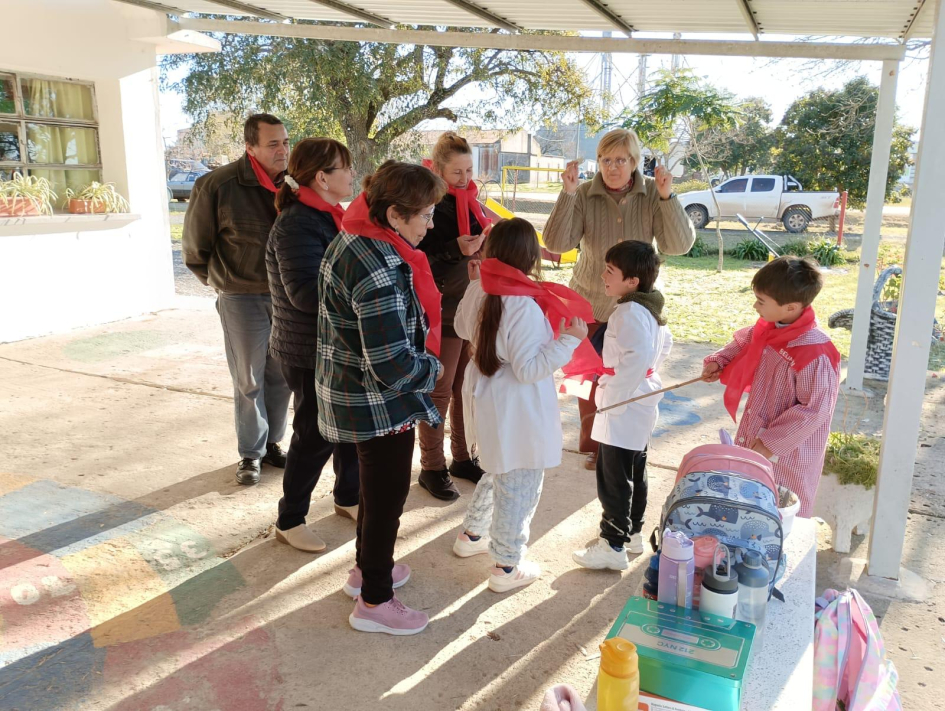Actividad en el patio de la escuela con los niños y personas mayores Actividad en el patio de la escuela con los niños y personas mayores