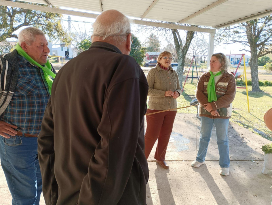 Personas mayores charlando en el patio de la escuela Personas mayores charlando en el patio de la escuela