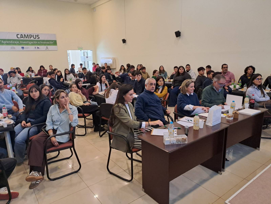 Integrantes del jurado observan las presentaciones finales de los equipos participantes.