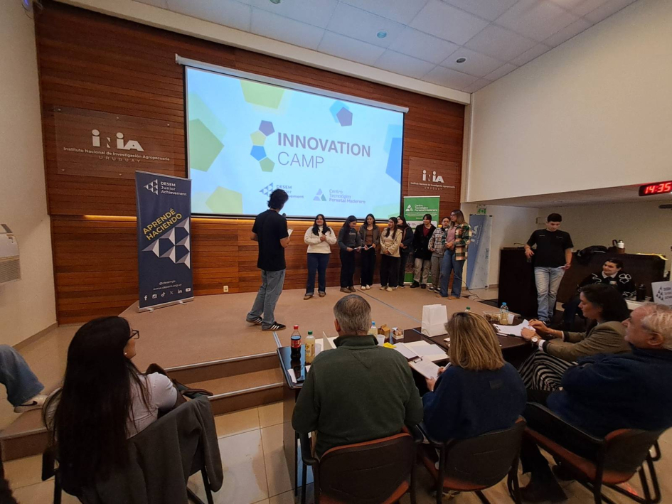 Estudiantes y representantes de instituciones participan en la instancia de presentación de propuest