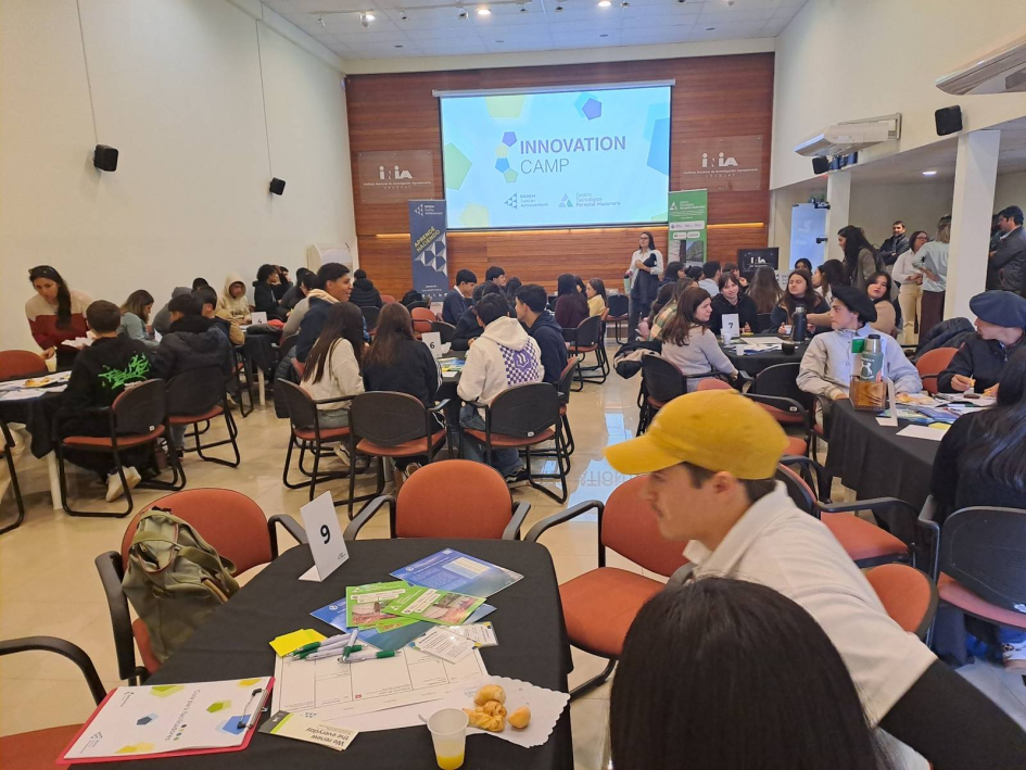 Estudiantes y representantes de instituciones participan en la instancia de presentación de propuest