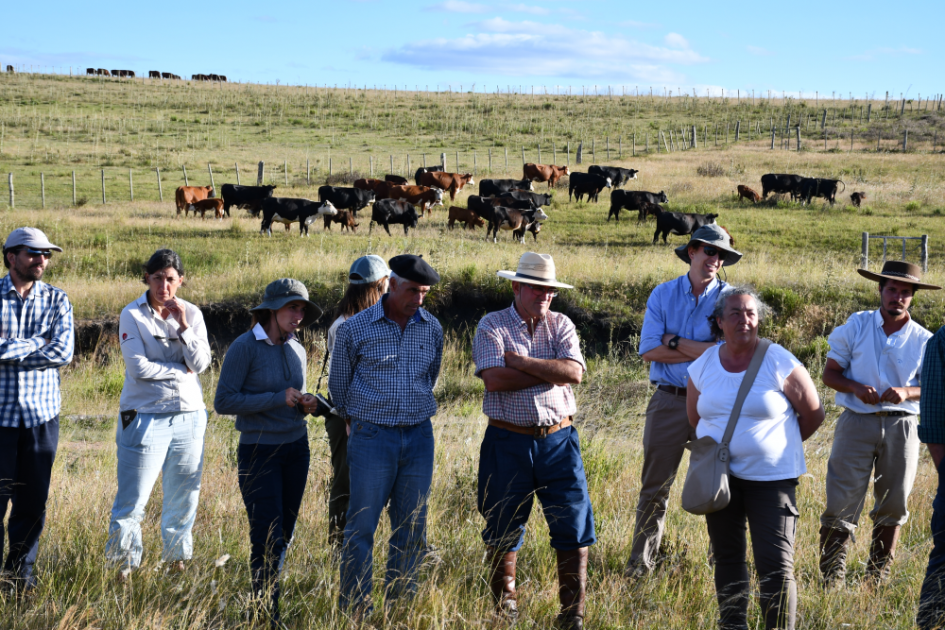 Foto de productores y vacas en jornada de 2021