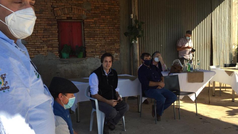 Director de la Granja junto a productores de sandía