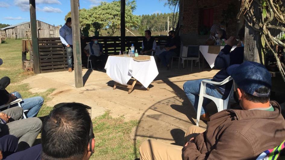 Director de la Granja junto a productores de sandía