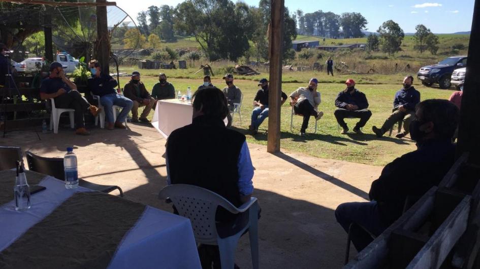 Director de la Granja junto a productores de sandía