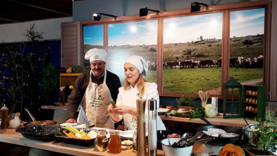 ministro en la cocina del estand del MGAP