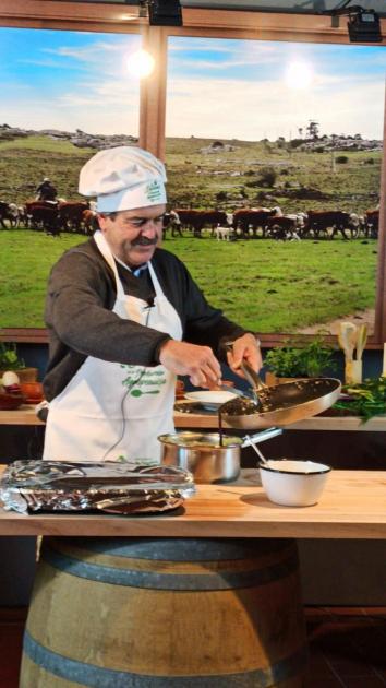 ministro en la cocina del estand del MGAP