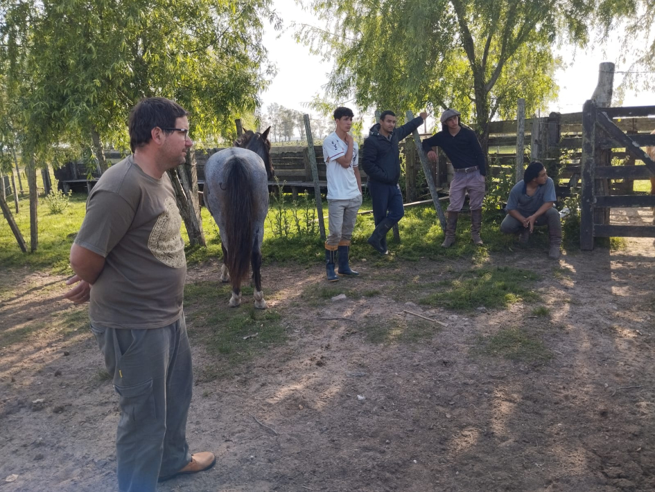 estudiantes UTU visitan predios SAE