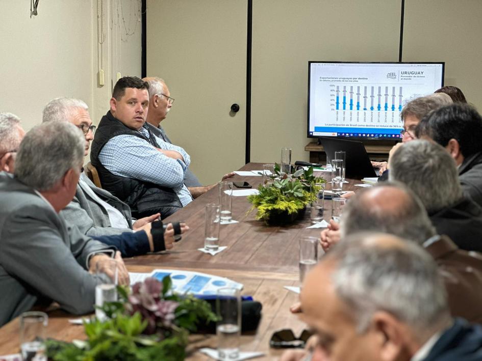 Ministro y delegación nacional con representantes del sector lácteo Ministro y delegación nacional con representantes del sector lácteo