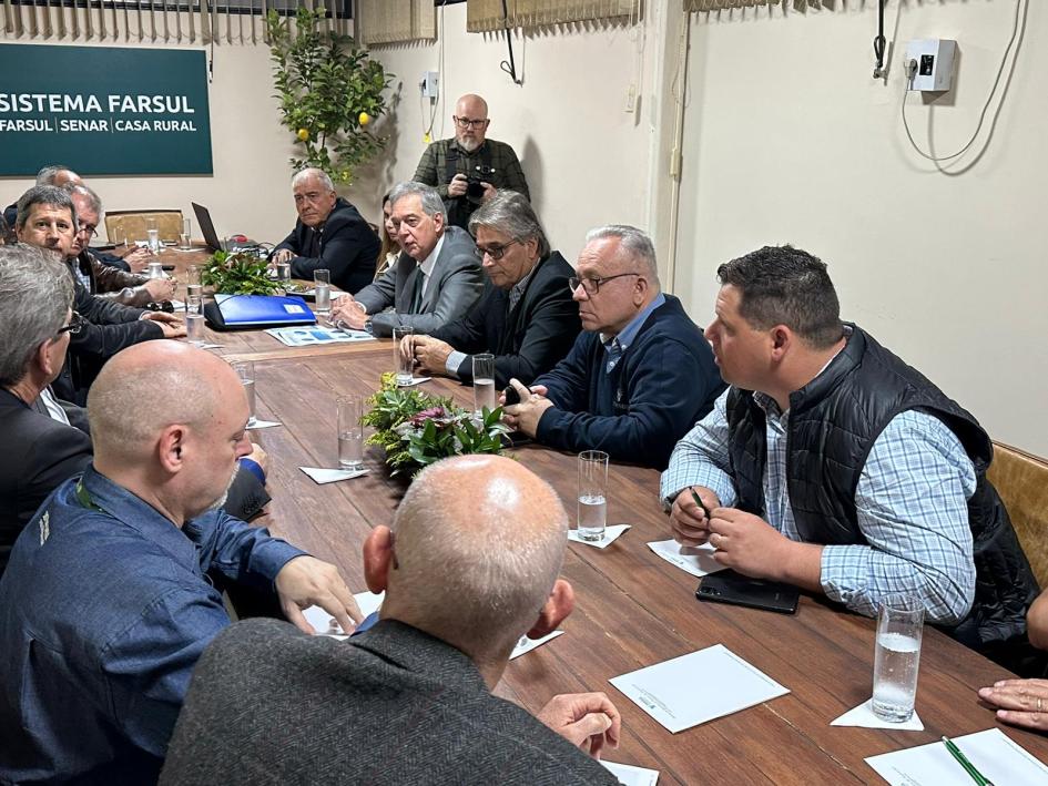 Ministro y delegación nacional con representantes del sector lácteo Ministro y delegación nacional con representantes del sector lácteo