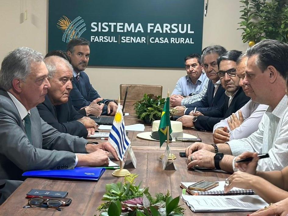 Ministro y delegación nacional con ministro de Brasil Ministro y delegación nacional con ministro de Brasil