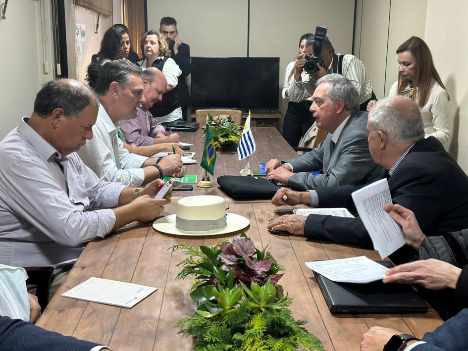 Ministro y delegación nacional con ministro de Brasil Ministro y delegación nacional con ministro de Brasil