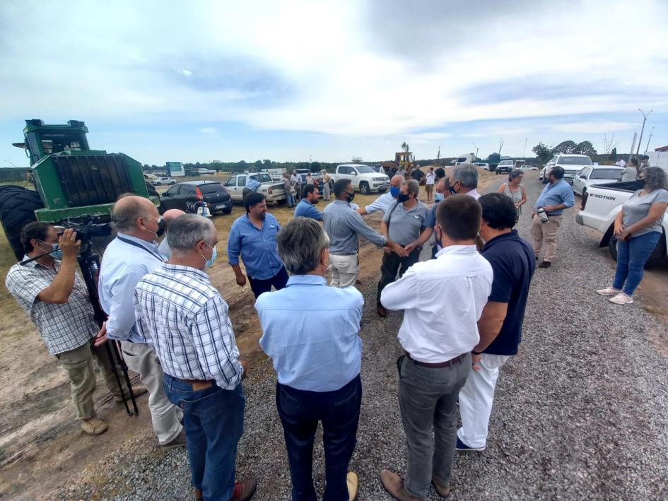 Autoridades y Vecinos y productores afectados Autoridades y Vecinos y productores afectados